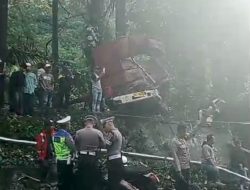 Kecelakaan tunggal dan Tabrakan Beruntun Di satu Lokasi Dan Waktu Yang sama Di cugenang Cianjur 1 Tewas