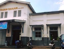 Libur Lebaran Warga Manfaatkan Kereta Api Untuk Kunjungi Gunung Padang Cianjur