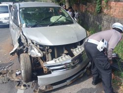 Rem Blong Di Jalur Gekbrong Cianjur Truk Tangki Air Tabrak 5 Kendaraan:2 Tewas 8 Luka